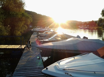 Sonnenaufgang am Yachthafen