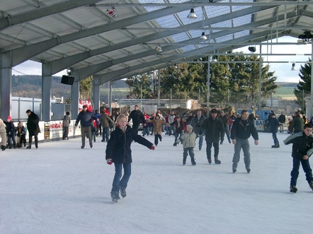 Eisvergnügen auf der Eisbahn Beverungen